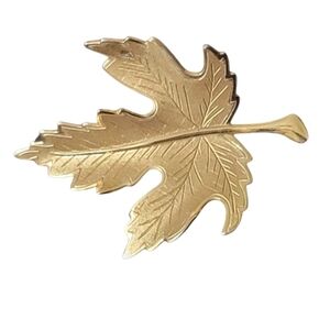 VINTAGE maple pin brooch gold tone
